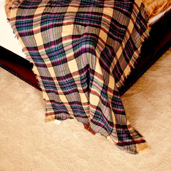 New- Paper store wrap /scarf extra large - Picture 4 of 4